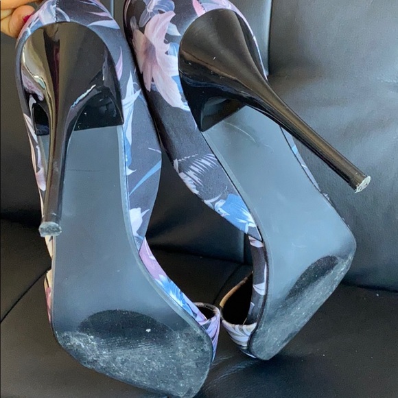 JustFab Floral Black Pump - Picture 4 of 7